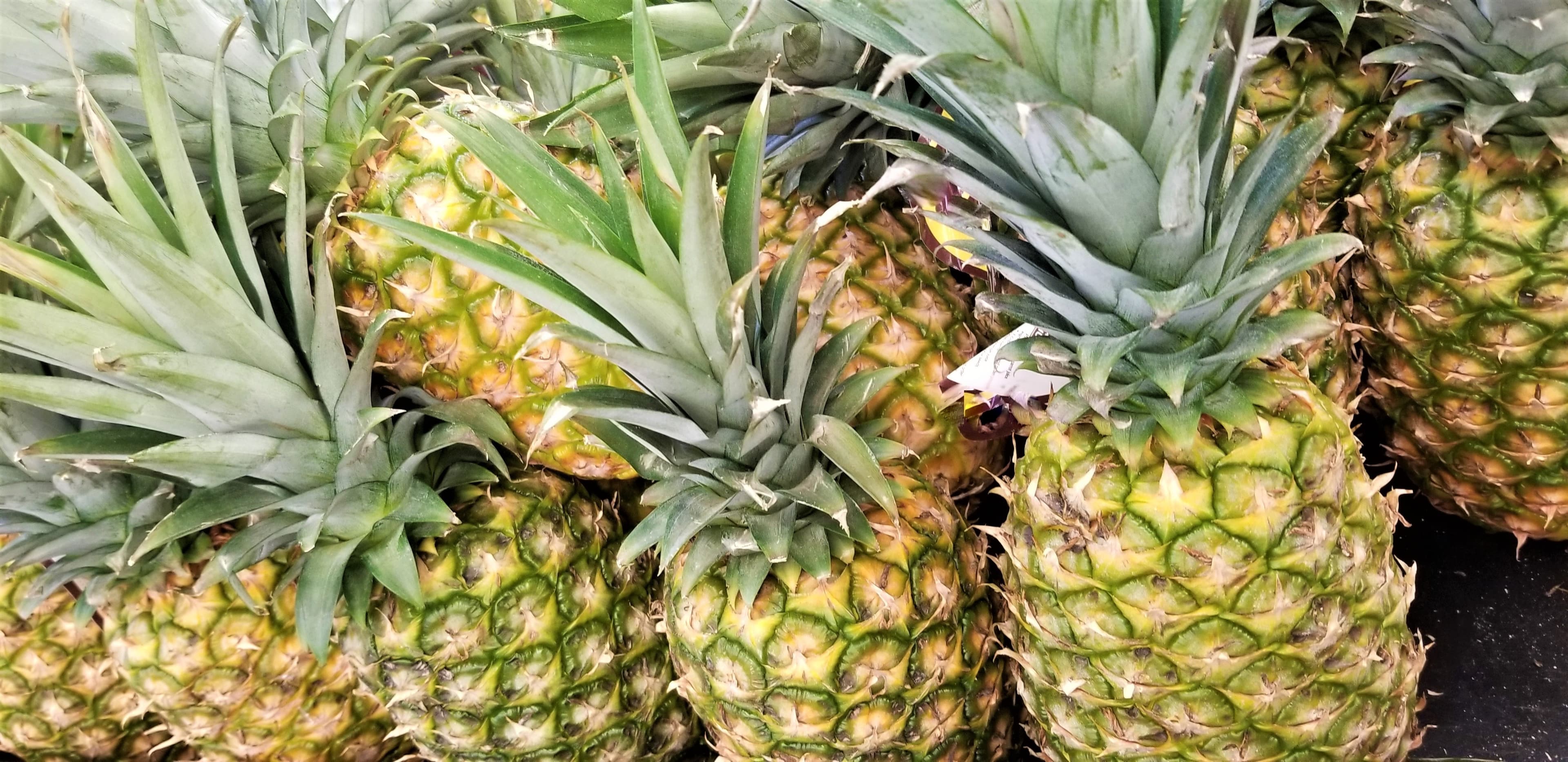 Piñas frescas con corona verde en un mercado