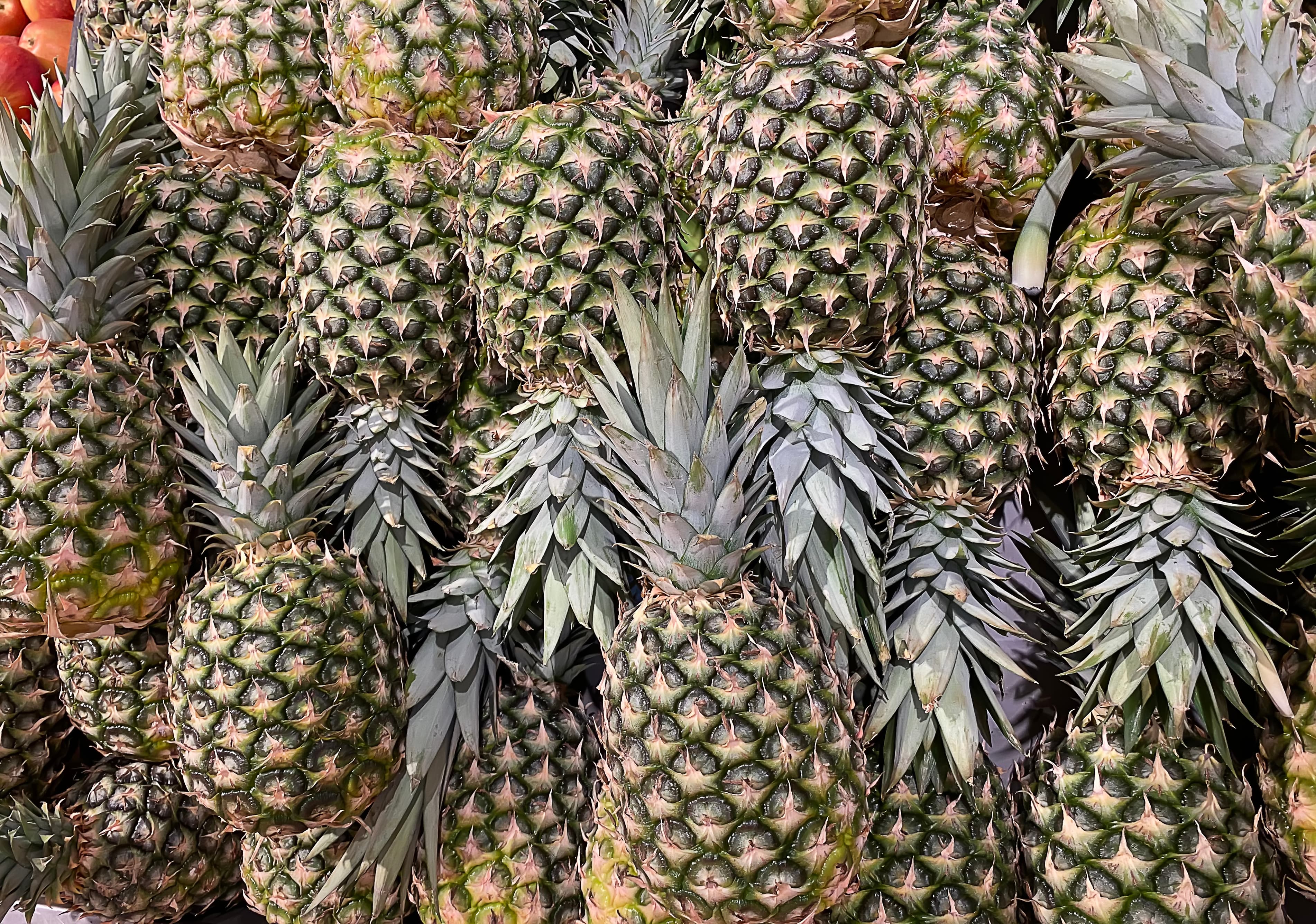Pila de piñas frescas en un puesto de mercado